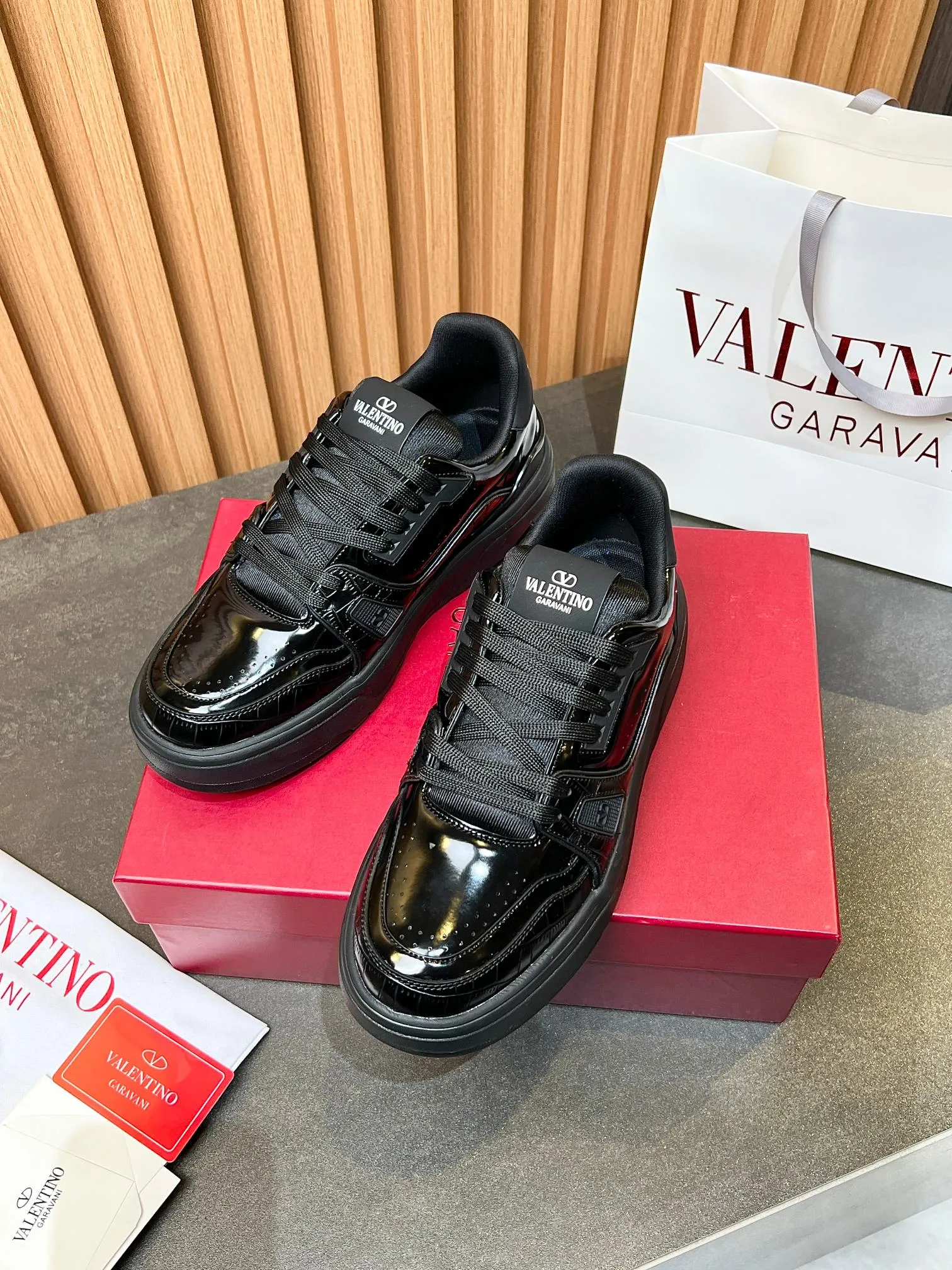 👟👟Ex-factory price 680👟👟 𝑽𝒂𝒍𝒆𝒏𝒕𝒊𝒏𝒐Valentino 𝑶𝒏𝒆𝑺𝒕𝒖𝒅 Couple's sneaker series Valentino 2025 latest couple's sneakers same style for celebrities Hot sale. The original ZP was purchased and dismantled. Repeated printing and modification. Trying to restore the original version 1:1! Top luxury masterpiece, soft and comfortable, combining fashion and leisure, bringing excellent and elegant texture and excellent on-foot comfort. Top purchasing version upper: imported calfskin surface/original oil edge craftsmanship. Lining: water-dyed cowhide lining. Outsole: original development 𝐓𝐏𝐔 two-color combination outsole. Packaging: original configuration complete package. Code number: 34-44